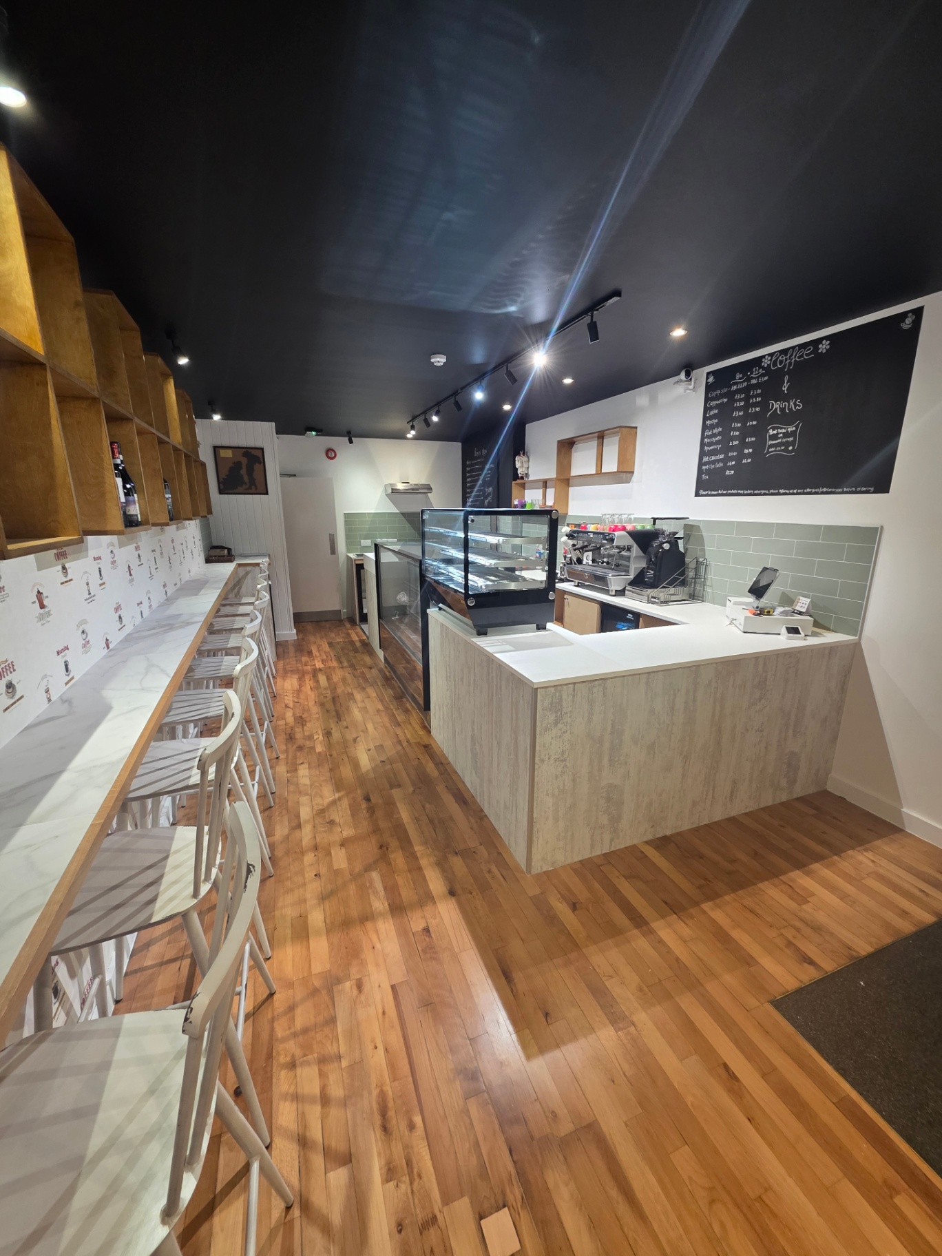 Aromagsy café finished counter and seating
