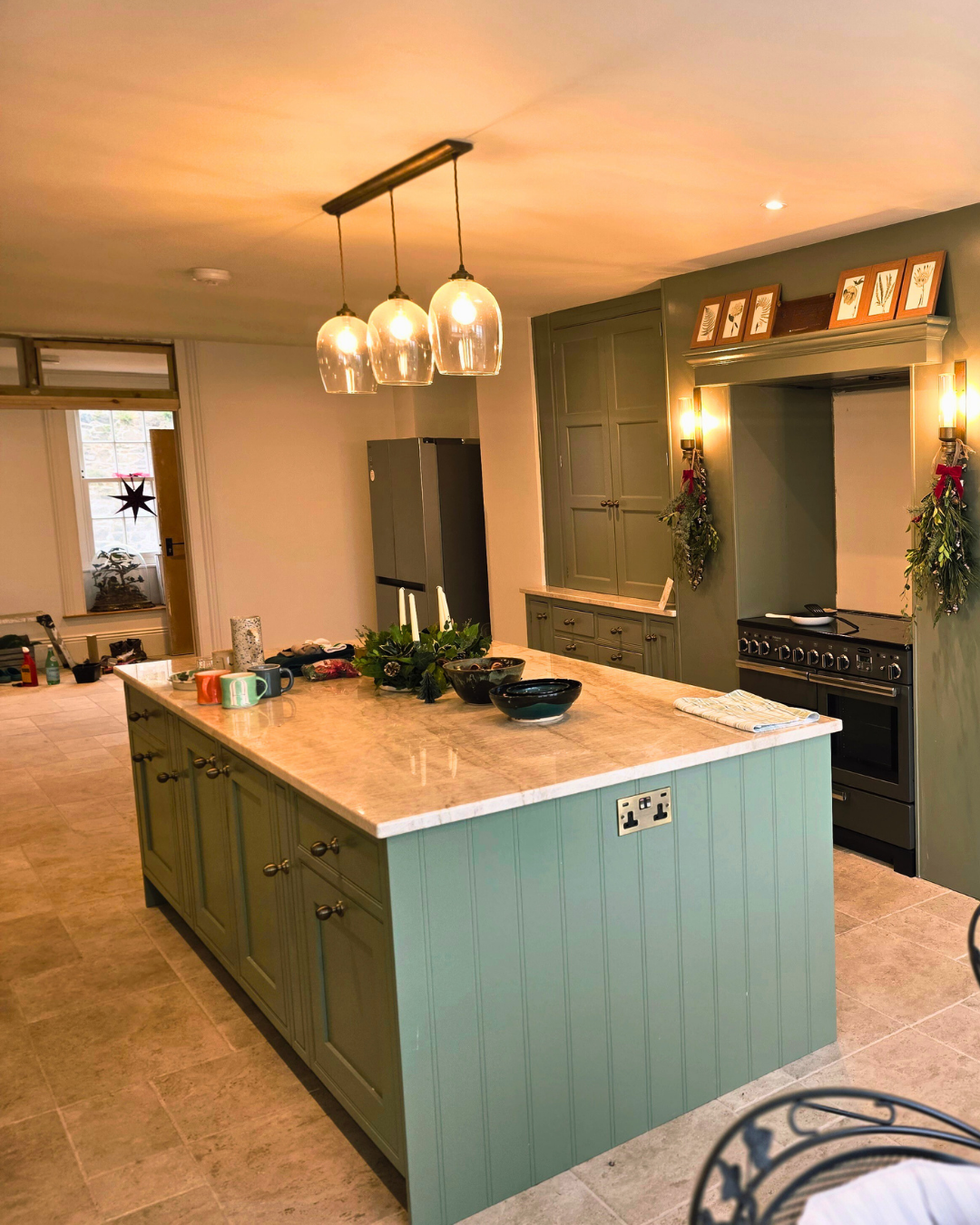 Central kitchen island with marble worktop and pendant lighting